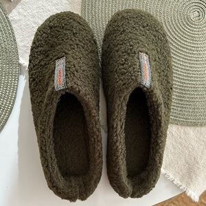 Bombas Women Olive Green Slippers with Soft Fuzzy and Slip-On Style